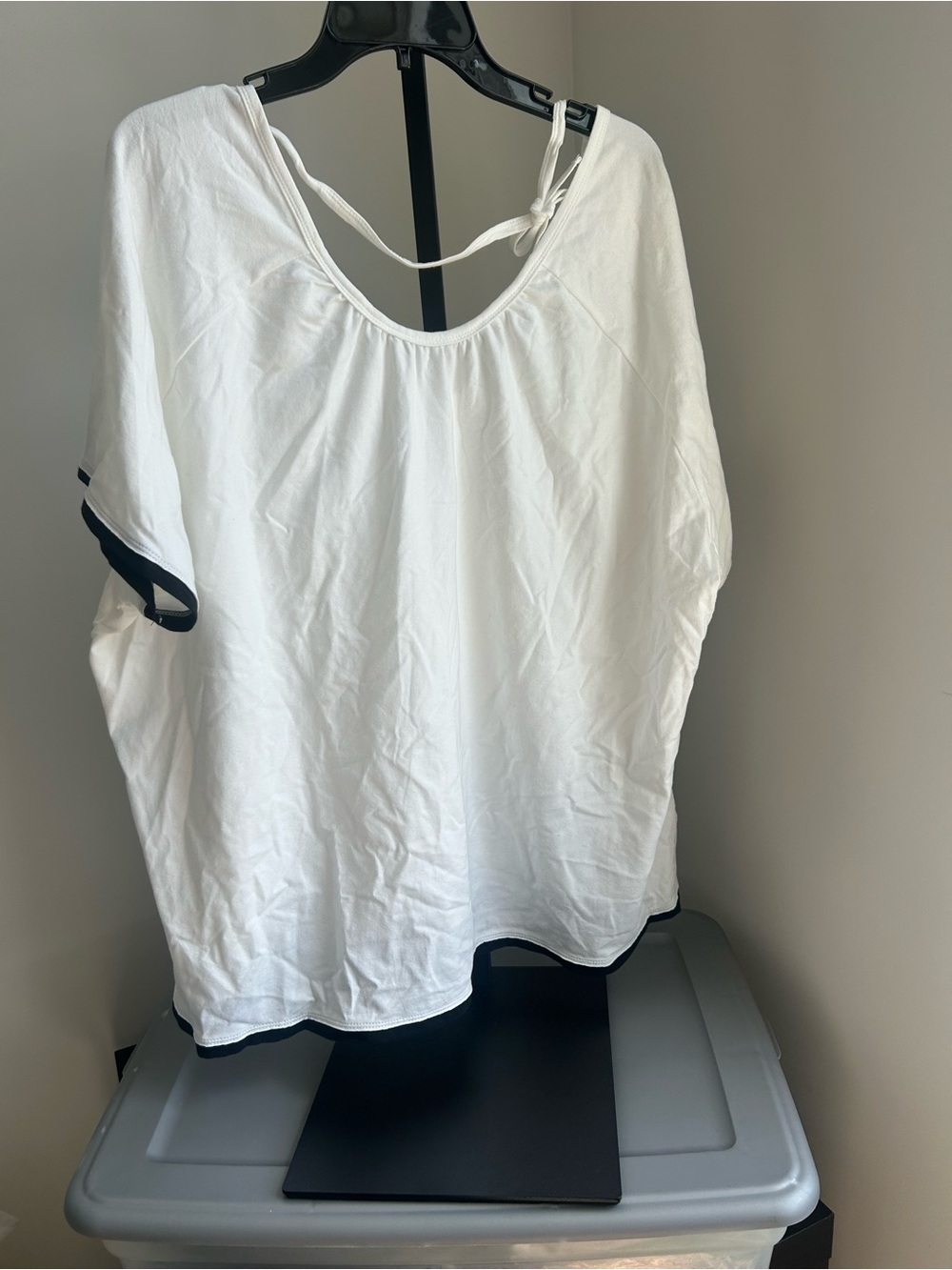 NWT- Women’s Athletic Works WhiteScoop-Neck Tie-Back Tunic. Size 4X